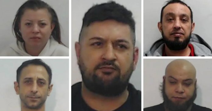 O bandă de români, încarcerată pentru zeci de ani în Scoția din cauza violului și exploatării sexuale O bandă de români, încarcerată pentru zeci de ani în Scoția din cauza violului și exploatării sexuale. „Deoarece nu câștigi bani, îți petreci toată ziua în copac”