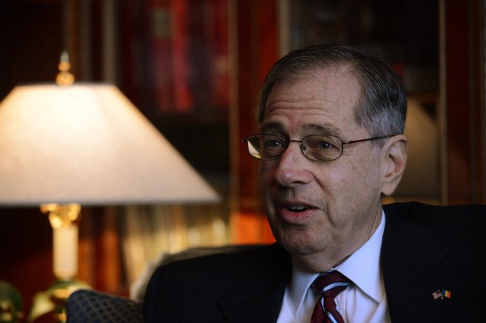 Un fost ambasador al SUA la București discută privirea Moscovei și a Europei de Est asupra hotărârii administrației Trump de a retrage trupele din România. Un fost ambasador al SUA la București discută privirea Moscovei și a Europei de Est asupra hotărârii administrației Trump de a retrage trupele din România.