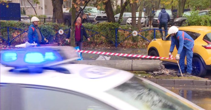 Accident grav în București: Stâlp de electricitate căzut pe bulevard după ce a fost lovit de o mașină. O persoană a fost rănită. Accident grav în București: Stâlp de electricitate căzut pe bulevard după ce a fost lovit de o mașină. O persoană a fost rănită.