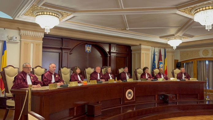CCR detaliază motivele pentru care a considerat neconstituțională legea referitoare la pensiile magistraților. Aspectele esențiale criticate de Instanța Supremă au fost respinse: Legea nu violează principiul securității juridice. CCR detaliază motivele pentru care a considerat neconstituțională legea referitoare la pensiile magistraților. Aspectele esențiale criticate de Instanța Supremă au fost respinse: Legea nu violează principiul securității juridice.