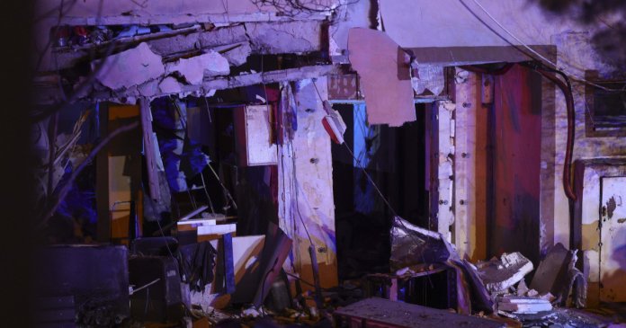 Colapsul tavanului între parter și primul etaj al blocului din Buftea lovit de explozie Colapsul tavanului între parter și primul etaj al blocului din Buftea lovit de explozie