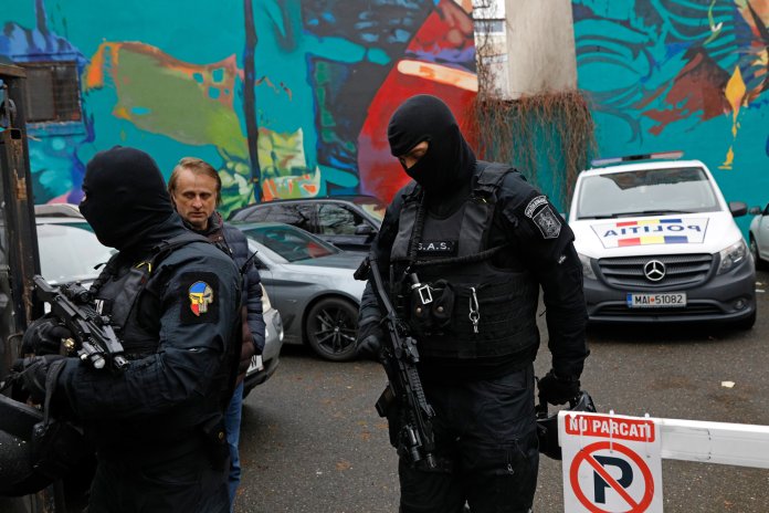 Un furnizor major de energie, bănuit de fraudă pentru obținerea unor subvenții considerabile. Descinderi în mai multe locații. Un furnizor major de energie, bănuit de fraudă pentru obținerea unor subvenții considerabile. Descinderi în mai multe locații.