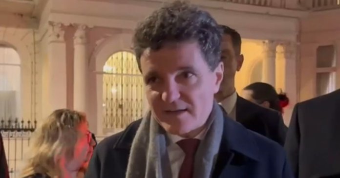 Cetățenii români din Londra l-au întâmpinat pe președinte la ambasadă: „Nicușoare, nu mai ezita, protejează Justiția” Cetățenii români din Londra l-au întâmpinat pe președinte la ambasadă: „Nicușoare, nu mai ezita, protejează Justiția”. Mesajul transmis publicului