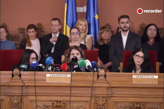 Controverse la Înalta Curte după o întâlnire inițiată de Lia Savonea / Savonea: Completurile actuale nu vor fi dizolvate Controverse la Înalta Curte după o întâlnire inițiată de Lia Savonea / Savonea: Completurile actuale nu vor fi dizolvate