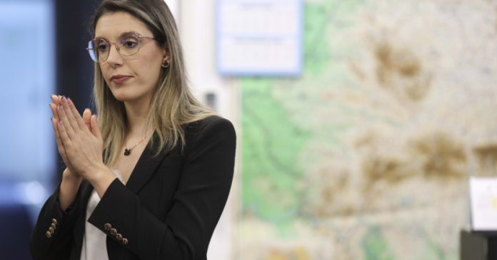 Diana Buzoianu: Conducătorul ESZ m-a intimidat cu sindicatele, susține că e riscant și dispune de sprijin politic Diana Buzoianu: Conducătorul ESZ m-a intimidat cu sindicatele, susține că e riscant și dispune de sprijin politic