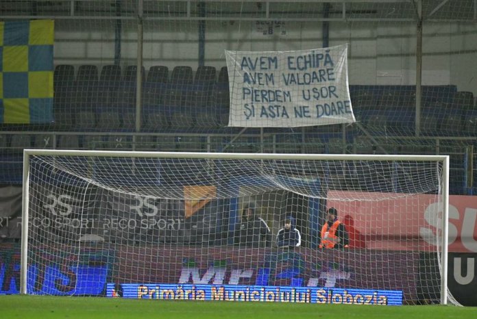 Faceți haz de necaz! Bannerul afișat la Slobozia - FCSB: „Avem echipă, avem valoare.. Faceți haz de necaz! Bannerul afișat la Slobozia - FCSB: „Avem echipă, avem valoare...”