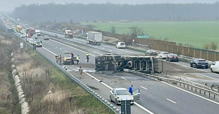 Incident pe Autostrada A3: trei soldați francezi din batalionul de la Cincu au salvat viața unui șofer de TIR. Incident pe Autostrada A3: trei soldați francezi din batalionul de la Cincu au salvat viața unui șofer de TIR.