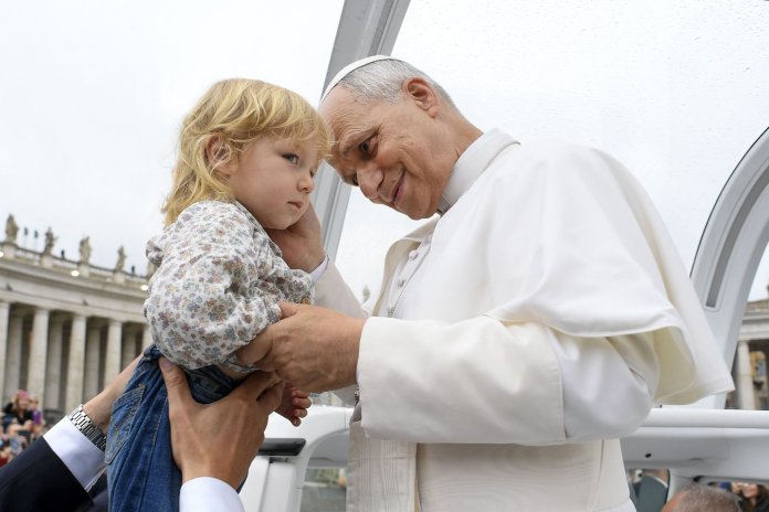 Răspunsul Papei Leon către o fetiță din București, în timpul nopții de Crăciun Răspunsul Papei Leon către o fetiță din București, în timpul nopții de Crăciun