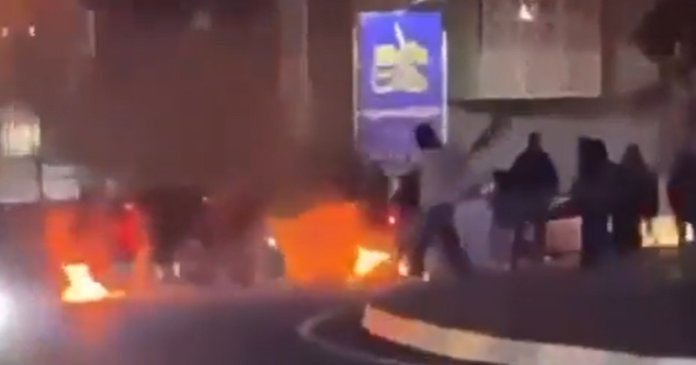 Criza economică din Iran persistă în a genera proteste timp de șase zile, cu strigăte de „Moarte dictaturii” venind din partea participanților la demonstrații. Criza economică din Iran persistă în a genera proteste timp de șase zile, cu strigăte de „Moarte dictaturii” venind din partea participanților la demonstrații.