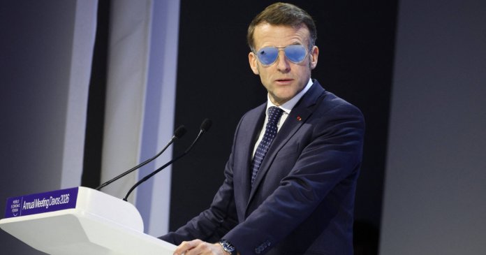 Emmanuel Macron, o prezență impresionantă la Davos purtând ochelari de soare în timpul prezentării sale. Emmanuel Macron, o prezență impresionantă la Davos purtând ochelari de soare în timpul prezentării sale.