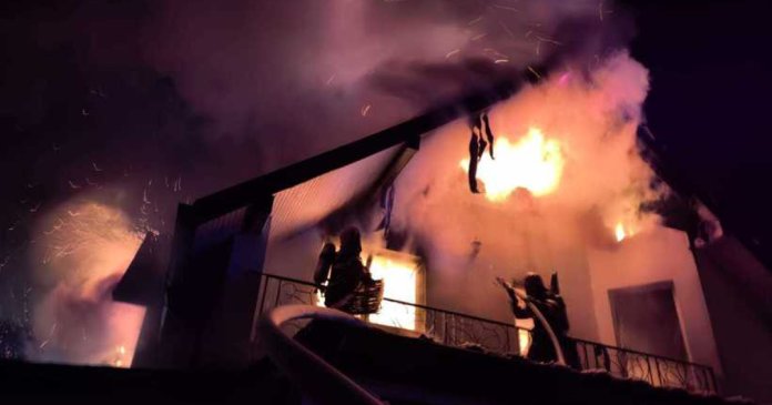 Pompierii au acționat de Revelion pentru a stinge flăcările. Cel mai serios incident a avut loc într-un apartament din Sectorul 6 al Capitalei: șase persoane rănite. Pompierii au acționat de Revelion pentru a stinge flăcările. Cel mai serios incident a avut loc într-un apartament din Sectorul 6 al Capitalei: șase persoane rănite.