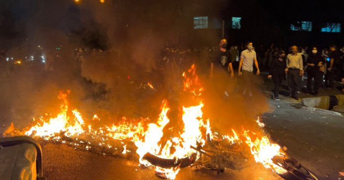 Protestele din Iran se intensifică: 38 de decese, 950 de agenți de poliție răniți Protestele din Iran se intensifică: 38 de decese, 950 de agenți de poliție răniți. „Dacă doresc să ne tragă, să o facă! Suntem sătui”