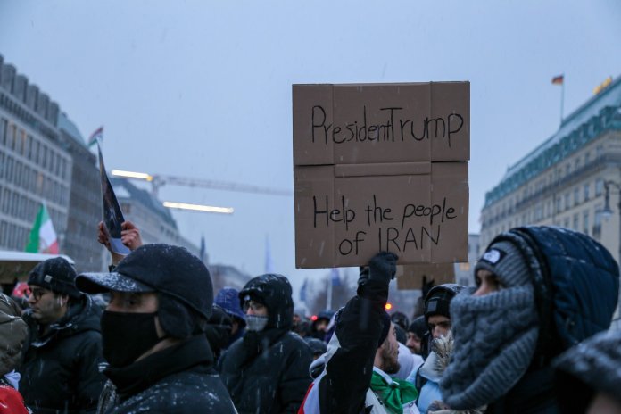 Trump avertizează cu „acțiuni drastice” din partea SUA în cazul în care Iranul va începe să pedepsească protestatarii. Trump avertizează cu „acțiuni drastice” din partea SUA în cazul în care Iranul va începe să pedepsească protestatarii.