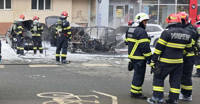 Incendiu catastrofal în Sectorul 6 al Bucureștiului: numeroase automobile au fost distruse de flăcări. O persoană a decedat și alta a fost rănită. Acțiune de salvare de urgență. Incendiu catastrofal în Sectorul 6 al Bucureștiului: numeroase automobile au fost distruse de flăcări. O persoană a decedat și alta a fost rănită. Acțiune de salvare de urgență.