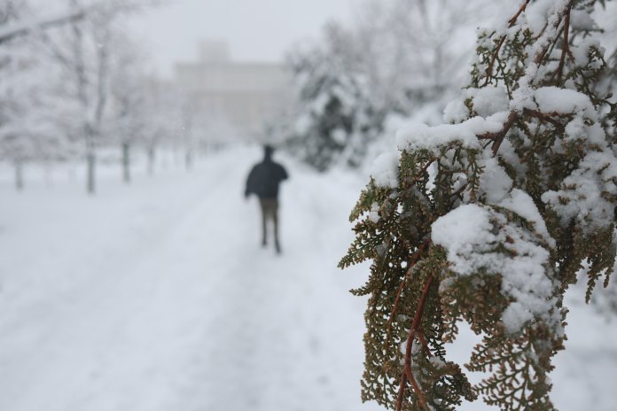 Ninsori și viscol în București și 16 județe: Drumuri blocate, limitări de circulație, întârzieri la trenuri și zboruri Ninsori și viscol în București și 16 județe: Drumuri blocate, limitări de circulație, întârzieri la trenuri și zboruri