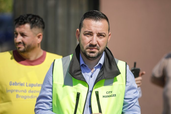 Trei indivizi reținuți în urma inspecțiilor DNA la Primăria Sectorului 5. Nepotul lui Piedone se numără printre cei reținuți. Trei indivizi reținuți în urma inspecțiilor DNA la Primăria Sectorului 5. Nepotul lui Piedone se numără printre cei reținuți.