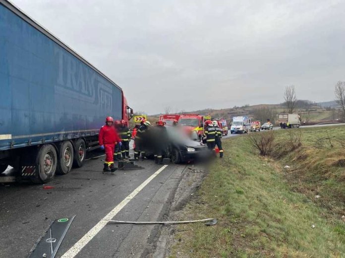Accident tragic în Cluj între două camioane și un autoturism. Cinci bărbați și-au pierdut existența. Accident tragic în Cluj între două camioane și un autoturism. Cinci bărbați și-au pierdut existența.