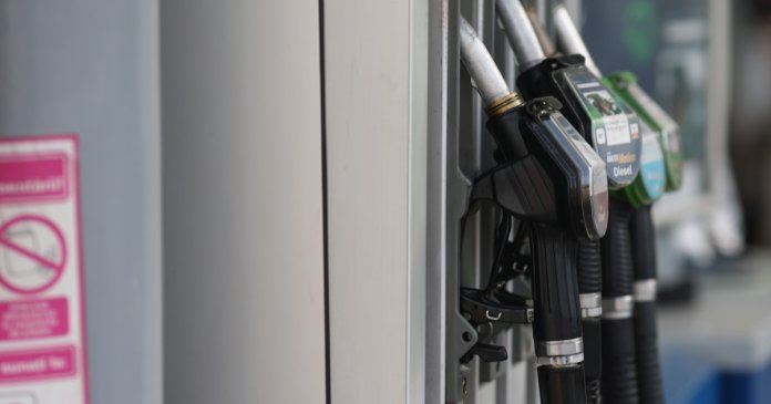 Conținutul ordonanței referitoare la carburanți: Executivul fixează un plafon pentru adaosul comercial și impune restricții asupra exporturilor. Până... Conținutul ordonanței referitoare la carburanți: Executivul fixează un plafon pentru adaosul comercial și impune restricții asupra exporturilor. Până...