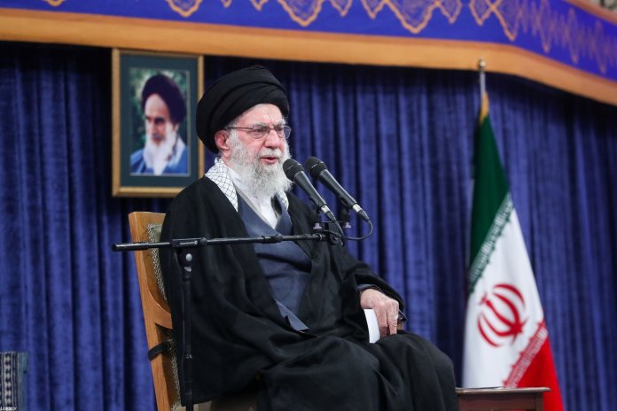 „Prima doamnă” invizibilă a Iranului: Identitatea consoartei lui Khamenei și absența de răspuns a presei oficiale cu privire la soarta ei „Prima doamnă” invizibilă a Iranului: Identitatea consoartei lui Khamenei și absența de răspuns a presei oficiale cu privire la soarta ei