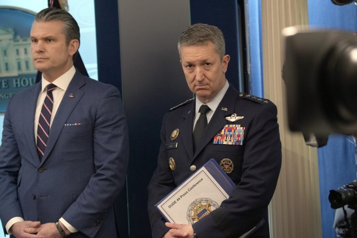 Detaliul confidențial pe care armata americană vrea să-l mențină. Generalul Caine a evitat să-i ofere un răspuns lui Trump în fața ziariștilor. Detaliul confidențial pe care armata americană vrea să-l mențină. Generalul Caine a evitat să-i ofere un răspuns lui Trump în fața ziariștilor.