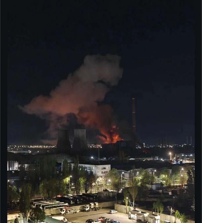 FOTO: Incendiu la CET Vest cauzat de o explozie puternică în partea de vest a Bucureștiului. FOTO: Incendiu la CET Vest cauzat de o explozie puternică în partea de vest a Bucureștiului.