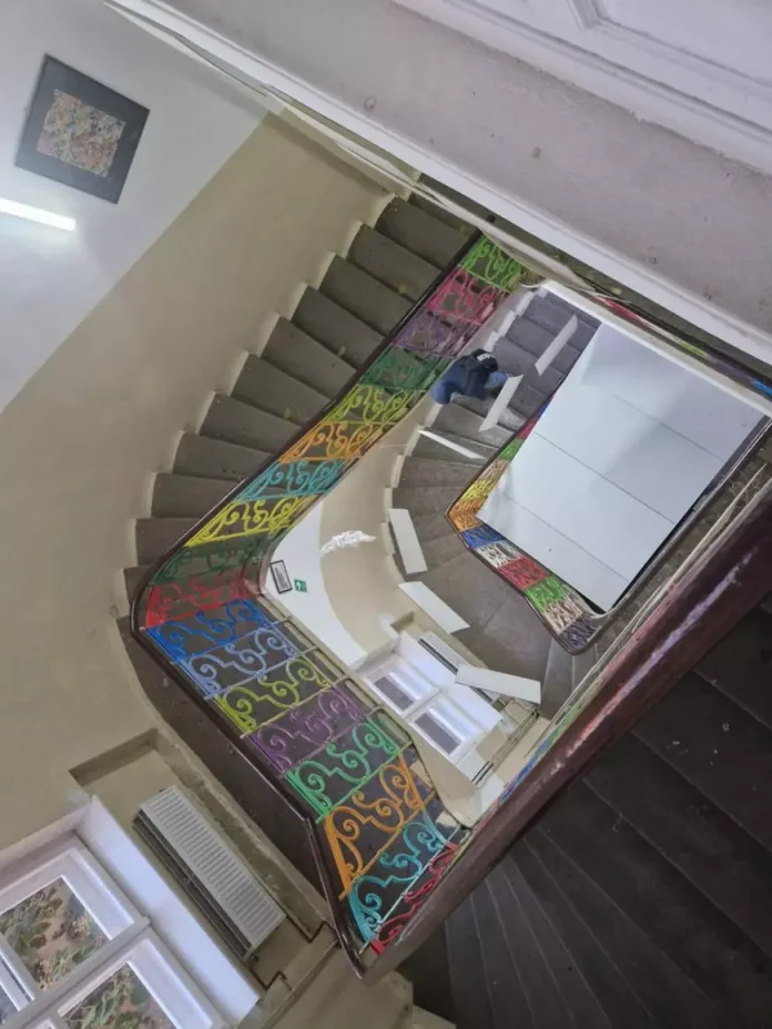 Imagini surprinzătoare într-un liceu din Timișoara: Studenții, strânși în săli de clasă situate la subsol, afectate de umiditate, praf și ciuperci. Imagini surprinzătoare într-un liceu din Timișoara: Studenții, strânși în săli de clasă situate la subsol, afectate de umiditate, praf și ciuperci.