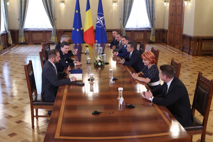 Nicușor Dan invită miercuri formațiunile din coaliție la negocieri, după ce PSD a retras sprijinul pentru Bolojan. Vor avea loc întâlniri la Cotroceni atât dimineața, cât și seara. Nicușor Dan invită miercuri formațiunile din coaliție la negocieri, după ce PSD a retras sprijinul pentru Bolojan. Vor avea loc întâlniri la Cotroceni atât dimineața, cât și seara.