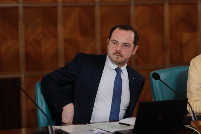 Scenariul pentru rambursarea datoriei către Pfizer pentru vaccinurile anti-Covid Scenariul pentru rambursarea datoriei către Pfizer pentru vaccinurile anti-Covid. Rogobete: „Să alegem alte produse”