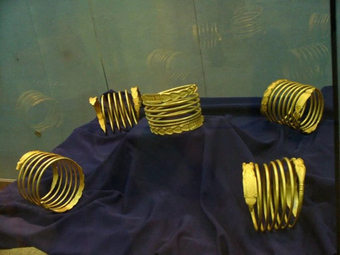 Tezaurul dacic de 2 milioane de euro sustras din Munții Orăștiei și vândut pe piața clandestină Tezaurul dacic de 2 milioane de euro sustras din Munții Orăștiei și vândut pe piața clandestină. Legătura cu „cartelul sârbo”