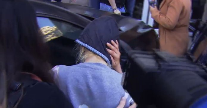 Un individ suspectat în legătură cu medicina ucisă și arsă într-un apartament din București a fost condus la audieri. Un individ suspectat în legătură cu medicina ucisă și arsă într-un apartament din București a fost condus la audieri.