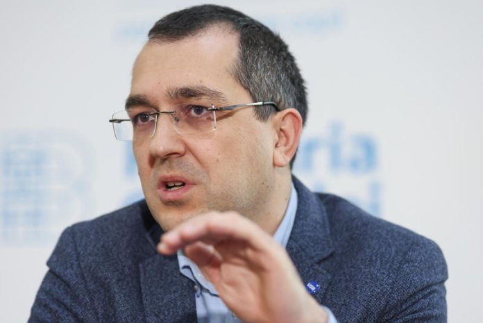 Vlad Voiculescu răspunde după ce România a fost înfrântă în procesul cu Pfizer referitor la vaccinuri și va plăti 600 de milioane de euro, acuzând două indivizi. Vlad Voiculescu răspunde după ce România a fost înfrântă în procesul cu Pfizer referitor la vaccinuri și va plăti 600 de milioane de euro, acuzând două indivizi.
