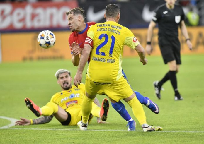 „Antrenorul FCSB reiterează declarațiile lui Gigi Becali: „Cine nu e mulțumit poate să plece”” „Antrenorul FCSB reiterează declarațiile lui Gigi Becali: „Cine nu e mulțumit poate să plece””