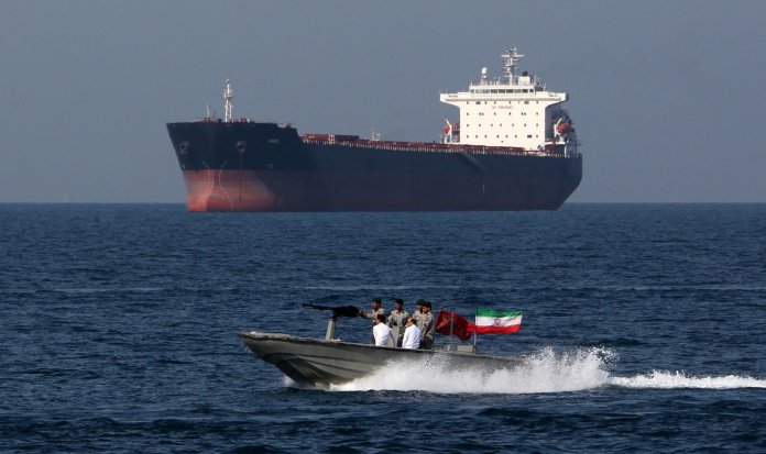 „Măsuri de autoprotecție”. Forțele armate americane au lovit instalații și ambarcațiuni iraniene în apropierea Strâmtorii Ormuz. „Măsuri de autoprotecție”. Forțele armate americane au lovit instalații și ambarcațiuni iraniene în apropierea Strâmtorii Ormuz.