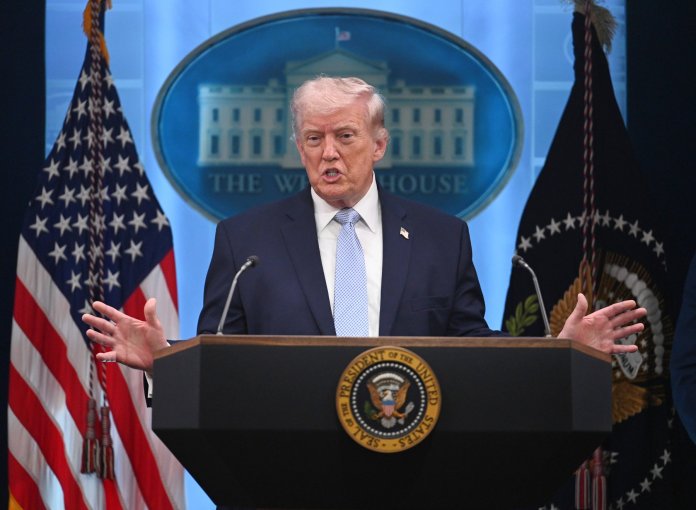 Trump declară că operațiunea „Proiectul Libertate” va fi suspendată, la puțin timp după ce a fost lansată. Trump declară că operațiunea „Proiectul Libertate” va fi suspendată, la puțin timp după ce a fost lansată.