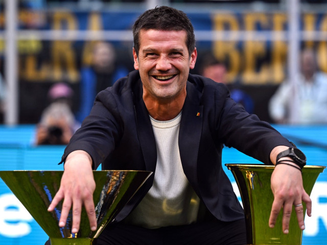 Cristi Chivu a semnat extinderea contractului cu Inter: ”Povestea sa este singulară” Cristi Chivu a semnat extinderea contractului cu Inter: ”Povestea sa este singulară”