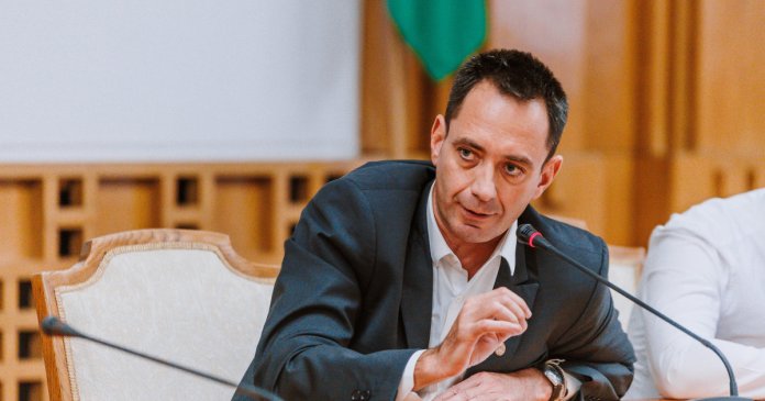 Csoma Botond (UDMR) clarifică motivele pentru care negocierile de formare a guvernului au eșuat: PSD reprezintă cauzele impasului. Csoma Botond (UDMR) clarifică motivele pentru care negocierile de formare a guvernului au eșuat: PSD reprezintă cauzele impasului.