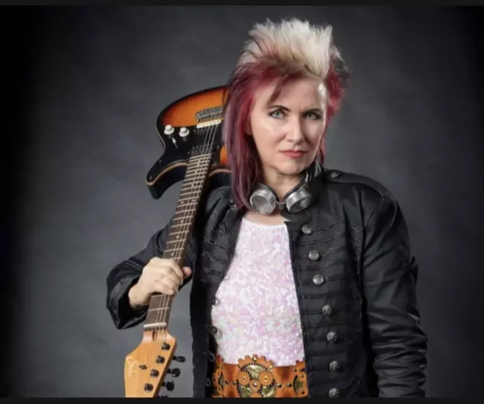 Jennifer Batten, the guitarist for Michael Jackson: "She decided to take the stage in Bucharest to raise the morale of Romanians Jennifer Batten, the guitarist for Michael Jackson: "She decided to take the stage in Bucharest to raise the morale of Romanians."