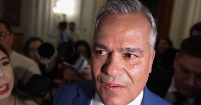Negocieri pentru guvernul Veștea: politicienii cer ministere în schimbul sprijinului politic. Ce portofoliu își doresc... Negocieri pentru guvernul Veștea: politicienii cer ministere în schimbul sprijinului politic. Ce portofoliu își doresc...