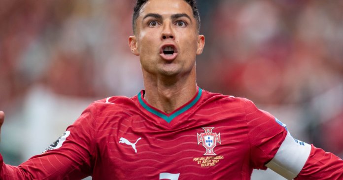 Reușita lui CR7 la CM 2026: Cristiano Ronaldo ajunge să fie primul jucător de fotbal din toate timpurile care marchează în șase competiții... Reușita lui CR7 la CM 2026: Cristiano Ronaldo ajunge să fie primul jucător de fotbal din toate timpurile care marchează în șase competiții...
