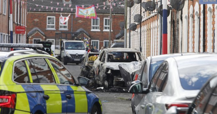 Trei familii de români influențate de violențele din Belfast; MAE: „Locuințele au fost distruse” Trei familii de români influențate de violențele din Belfast; MAE: „Locuințele au fost distruse”