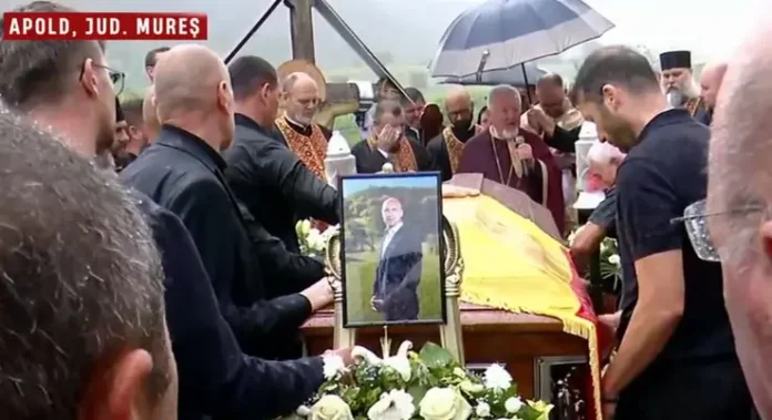 Gabi Mureșan, de trei ori campion al României, îngropat în localitatea de origine » Zeci de persoane s-au adunat pentru a-și lua adio de la fostul jucător de fotbal Gabi Mureșan, de trei ori campion al României, îngropat în localitatea de origine » Zeci de persoane s-au adunat pentru a-și lua adio de la fostul jucător de fotbal