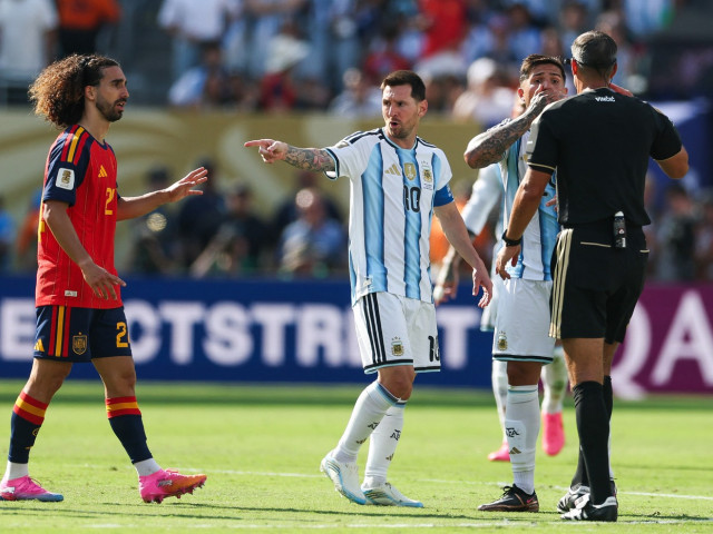 Gestul "jenant" al lui Leo Messi face turul lumii: "E dezolant să-l vezi în halul ăsta!" / "Dacă și el a ajuns să ajungă la asta" Gestul "jenant" al lui Leo Messi face turul lumii: "E dezolant să-l vezi în halul ăsta!" / "Dacă și el a ajuns să ajungă la asta"