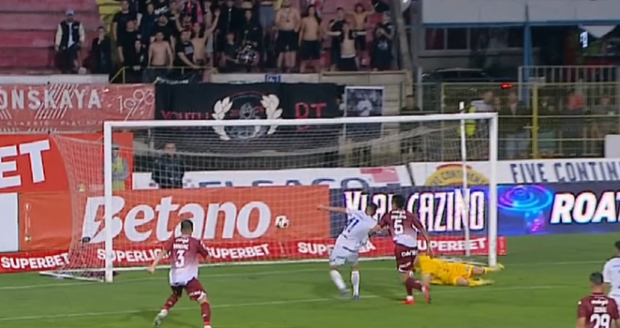Haos complet la FC Botoșani - Rapid! Două verificări VAR, două cartonase roșii și un penalty executat după opt minute. Haos complet la FC Botoșani - Rapid! Două verificări VAR, două cartonase roșii și un penalty executat după opt minute.