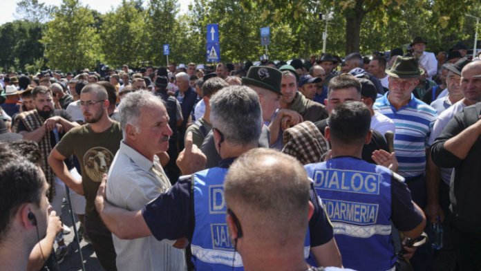 Mii de crescători de ovine manifestă în Capitală; forțele de ordine au folosit gaze lacrimogene în urma incidentului de la ANSVSA. Mii de crescători de ovine manifestă în Capitală; forțele de ordine au folosit gaze lacrimogene în urma incidentului de la ANSVSA.