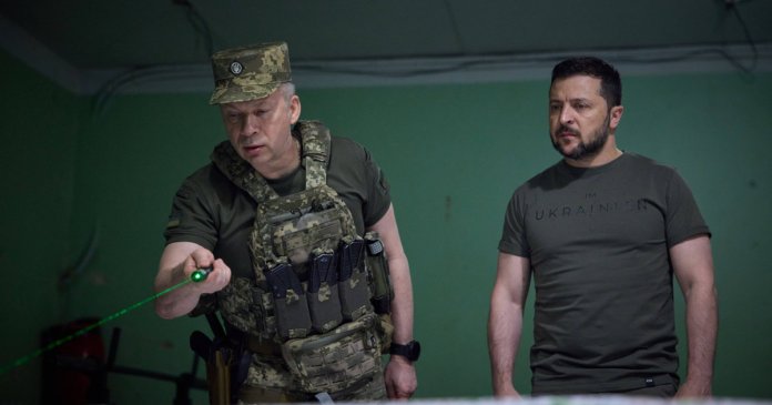 Volodimir Zelenski a demis-o pe Oleksandr Sîrski, șeful Armatei ucrainene. Volodimir Zelenski a demis-o pe Oleksandr Sîrski, șeful Armatei ucrainene.