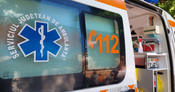 Ambulanță agresată cu topoarele într-o comună din Cluj, după ce un filmuleț pe TikTok a afirmat că „sustrage... Ambulanță agresată cu topoarele într-o comună din Cluj, după ce un filmuleț pe TikTok a afirmat că „sustrage...