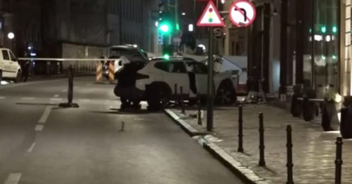 Doi pietoni și-au pierdut viața după ce un automobil a pătruns pe trotuar pe strada Mureșenilor din... Doi pietoni și-au pierdut viața după ce un automobil a pătruns pe trotuar pe strada Mureșenilor din...