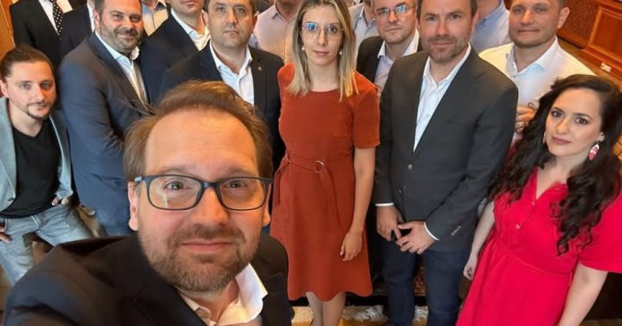Forțele de dreapta se mobilizează în favoarea lui Dominic Fritz, după hotărârea CCR: „Nu mor caii, când vor câinii”... Forțele de dreapta se mobilizează în favoarea lui Dominic Fritz, după hotărârea CCR: „Nu mor caii, când vor câinii”...