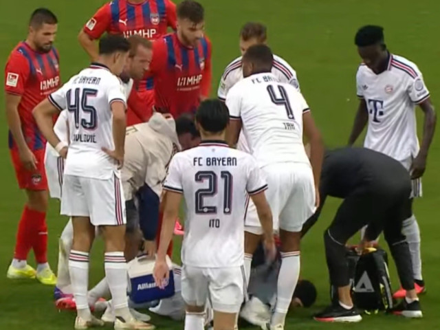 Incident de panică la Bayern! Jamal Musiala a căzut din nou inconștient pe teren, pentru a doua oară în 3 zile. Incident de panică la Bayern! Jamal Musiala a căzut din nou inconștient pe teren, pentru a doua oară în 3 zile.