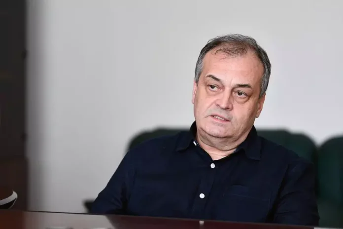 Marian Voinea, antreprenorul reținut în legătură cu scandalul corupției din sectorul armamentului, are conexiuni cu 'Ndrangheta. Marian Voinea, antreprenorul reținut în legătură cu scandalul corupției din sectorul armamentului, are conexiuni cu 'Ndrangheta.